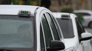 Mais de 300 mil motoristas se cadastram para auxílio-taxista