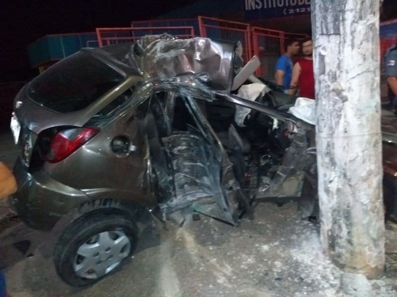 Motorista da Uber perde controle e bate em poste na Torquato Tapajós