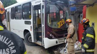 Ônibus desgovernado invade parada e deixa uma mulher morta