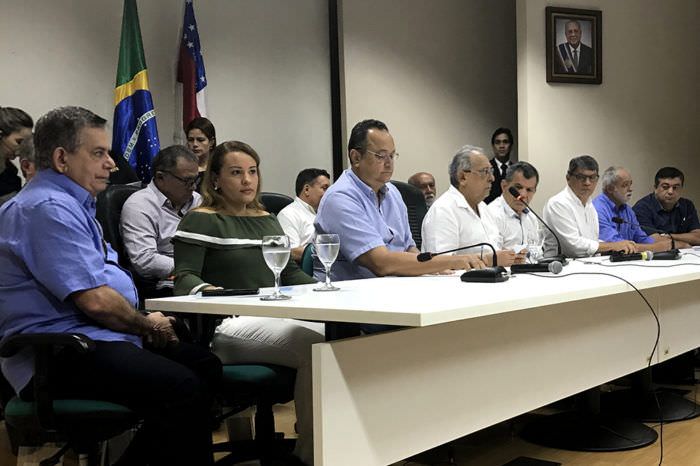 Para se viabilizar ao Senado, Silas vai para ‘aba’ de Amazonino