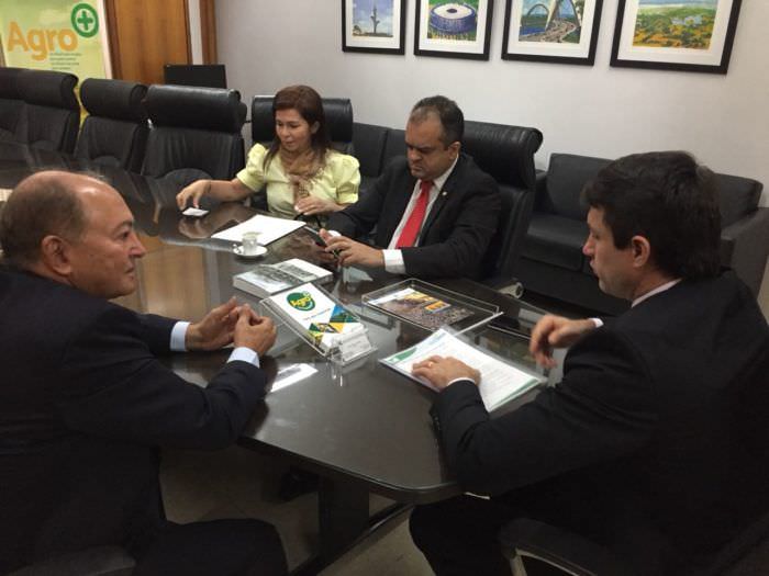 Conceição Sampaio busca apoio para  projetos que beneficiam setor primário do AM