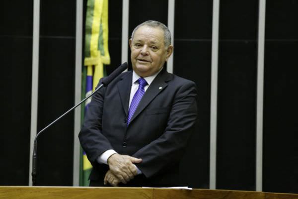 Na Câmara Federal, Gedeão Amorim relembra trajetória do empresário José Azevedo