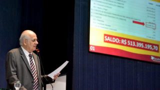 Governo guardou mais de R$ 500 milhões do Fundeb que deveria ser usado na Educação