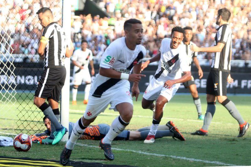 Vasco vence o Botafogo e sai na frente na decisão do título carioca