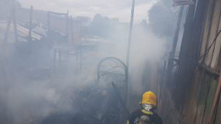 Incêndio atinge casas no Coroado e moradores pedem ajuda