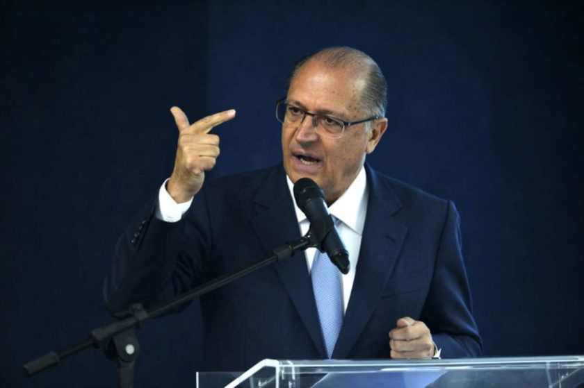 Alckmin: Aécio não tem nenhuma condenação; Lula tem duas