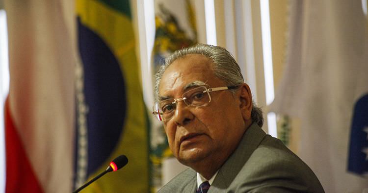 Fora do período eleitoral, Amazonino divulga contato com número de campanha