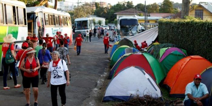 Ataque a tiros em acampamento pró-Lula em Curitiba deixa dois feridos