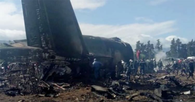 Avião cai nesta quarta-feira e deixa pelo menos 257 mortos