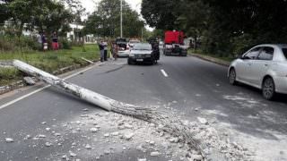 Carro bate e derruba poste na Avenida do Turismo