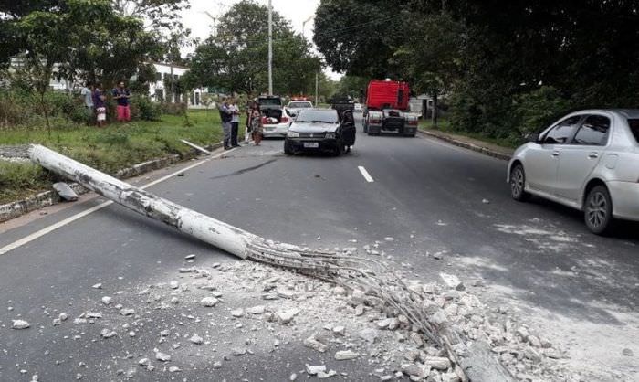 Carro bate e derruba poste na Avenida do Turismo