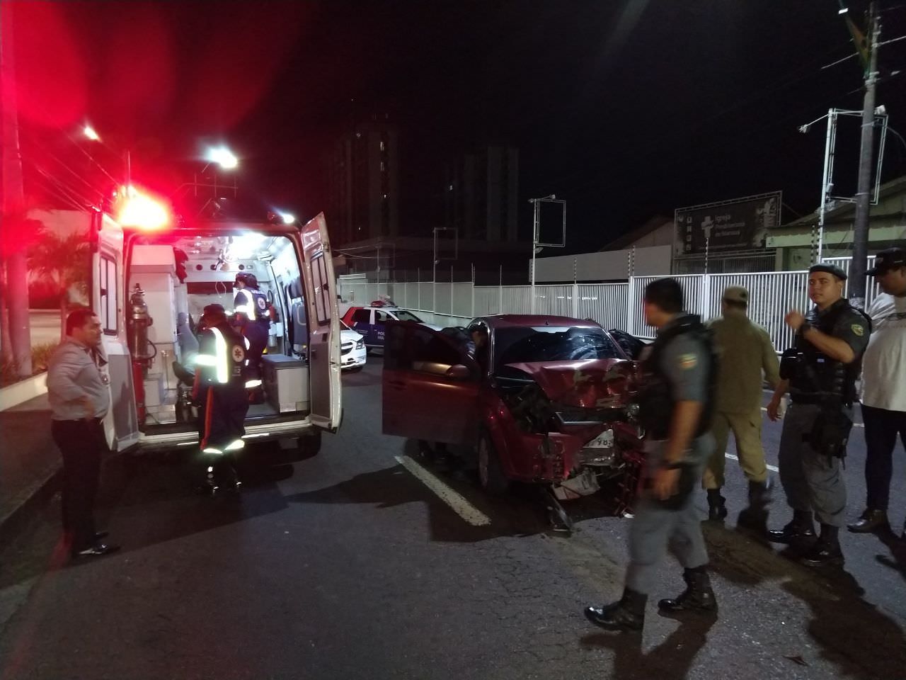 Acidente entre três carros na zona centro-sul deixa feridos