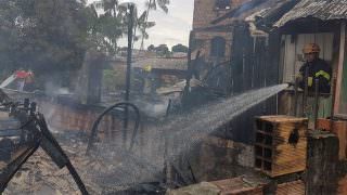 Incêndio destrói cinco casas de madeira no bairro Coroado