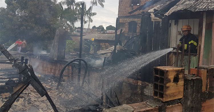 Incêndio destrói cinco casas de madeira no bairro Coroado