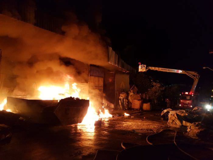 Incêndio destrói depósito de reciclagem; Veja vídeo
