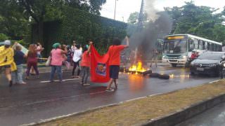 Manifestantes bloqueiam avenida durante protesto