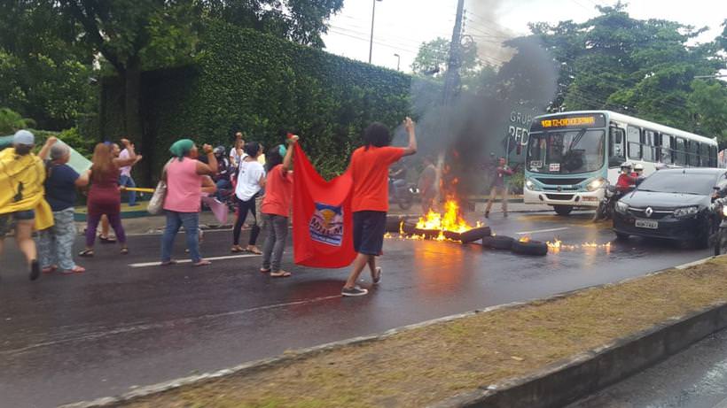 Manifestantes bloqueiam avenida durante protesto
