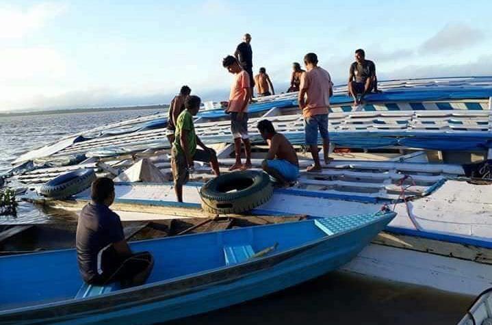 Barco naufraga no rio Solimões durante viagem para Manaus
