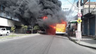 Ônibus pega fogo e assusta passageiros, em Manaus
