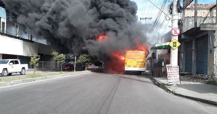 Ônibus pega fogo e assusta passageiros, em Manaus