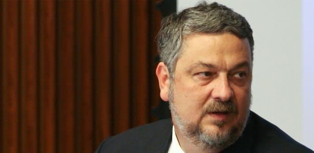 Em prisão domiciliar, Palocci pede para trabalhar e ver a mãe
