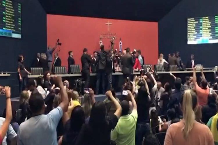 Sessão na ALE é marcada por confusão entre deputados