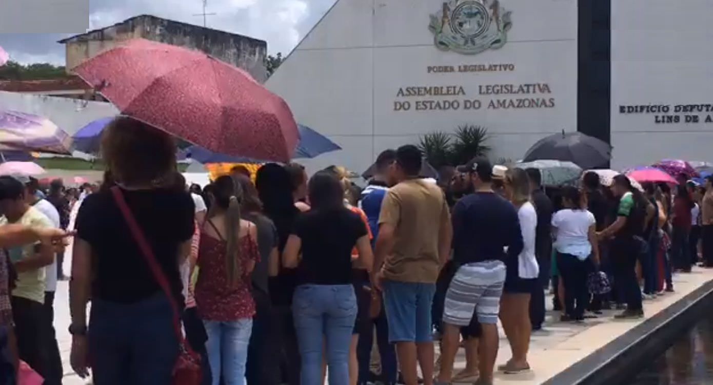 Amazonino assina projeto de reajuste dos professores e envia à ALE