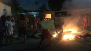 Após tiro atingir adolescente, moradores fazem protesto