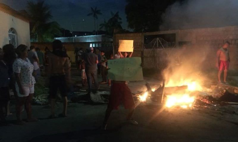 Após tiro atingir adolescente, moradores fazem protesto
