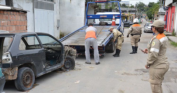 Operação retira 12 veículos abandonados nas ruas das zonas norte e leste
