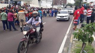 Trabalhadores da construção protestam e sindicato patronal reage