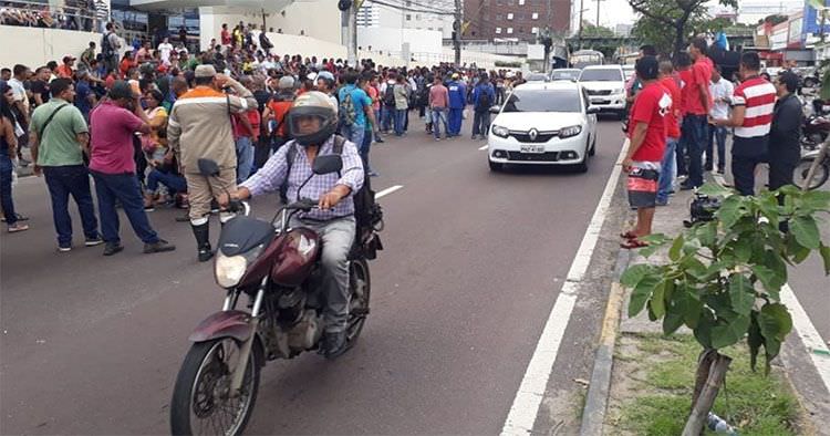 Trabalhadores da construção protestam e sindicato patronal reage