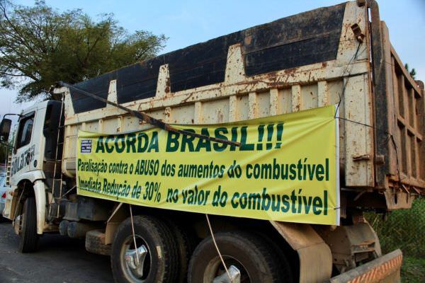 Greve dos caminhoneiros: 4º dia de protesto causa reflexos no país