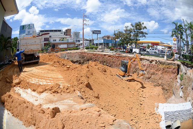 Trabalhos de drenagem profunda avançam na avenida Djalma Batista
