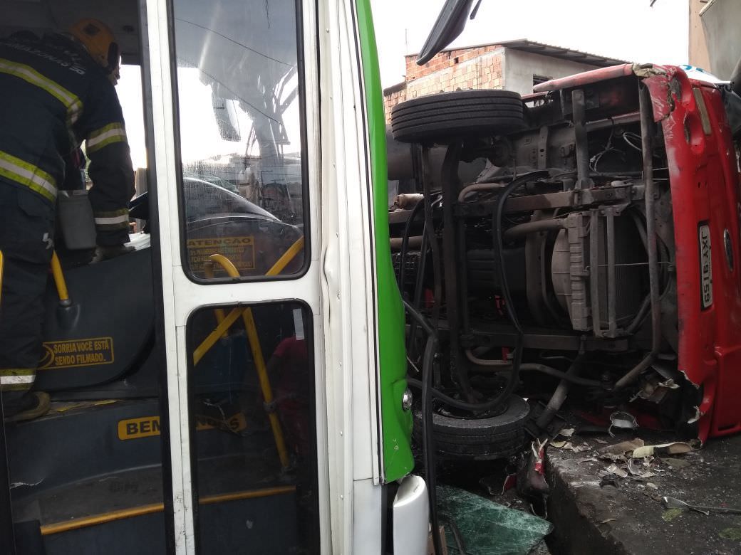 Colisão entre ônibus e caminhão de refrigerantes deixa motorista ferido