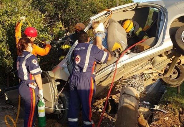 Mulher fica presa em ferragens após carro bater em poste
