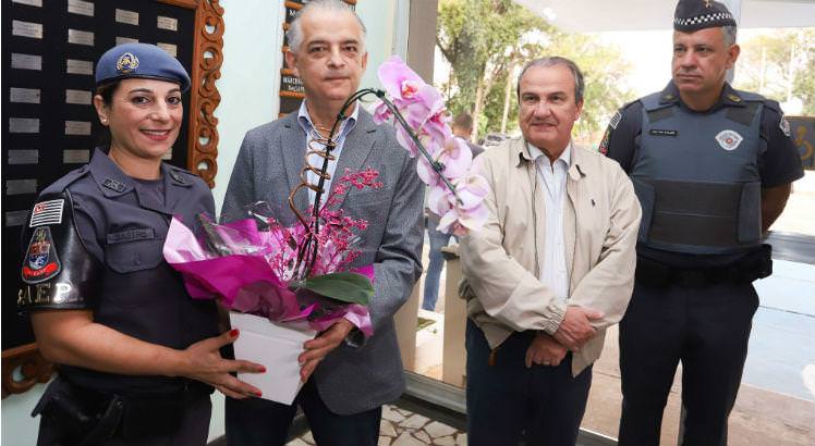 Mãe PM que matou ladrão na porta de escola é homenageada por governador
