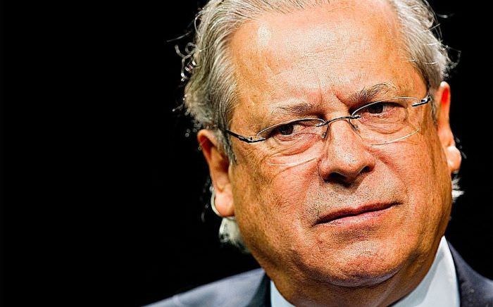 José Dirceu deixa apartamento em Brasília e se entrega