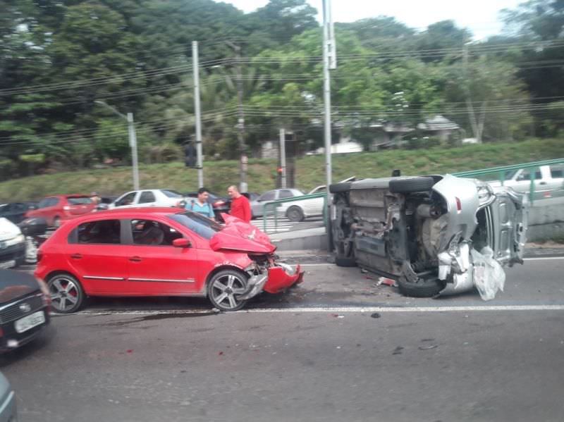 Acidentes de trânsito deixam três vítimas feridas na Torquato Tapajós