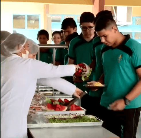Em propaganda, Seduc aparece servindo 'banquete' na merenda