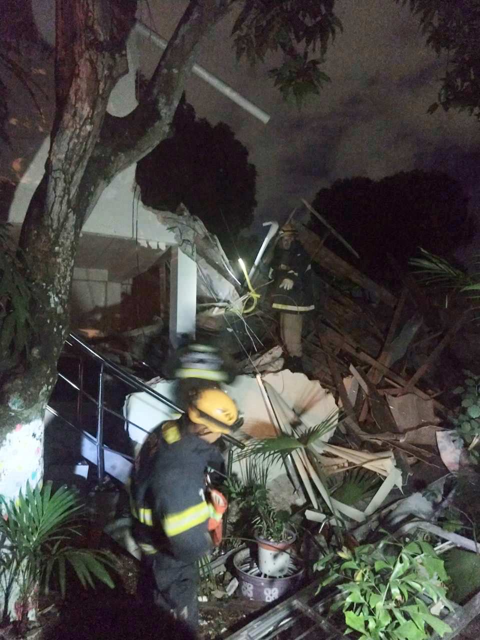 Garagem desaba e deixa homem presos em ferragens