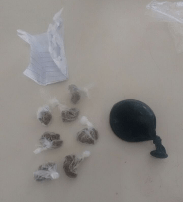 Visitantes são flagrados tentando entrar com drogas nas partes íntimas