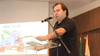Rodrigo Maia diz que Omar e Arthur vão definir alianças ao governo do AM