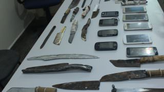 Celulares e armas são encontrados após revista em presídio, em Manaus