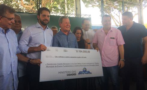 Prefeito assina acordo para regularização de 5 mil moradias, em Manaus