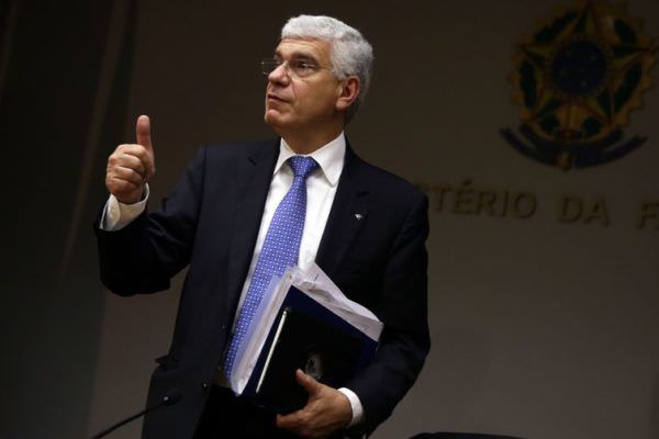Governo corta verba de ministérios para viabilizar desconto no diesel