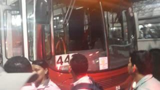 Bandidos assaltam ônibus do Nova Cidade e deixam passageiro ferido
