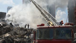 Bombeiros retiram primeiro corpo de escombros de prédio em SP