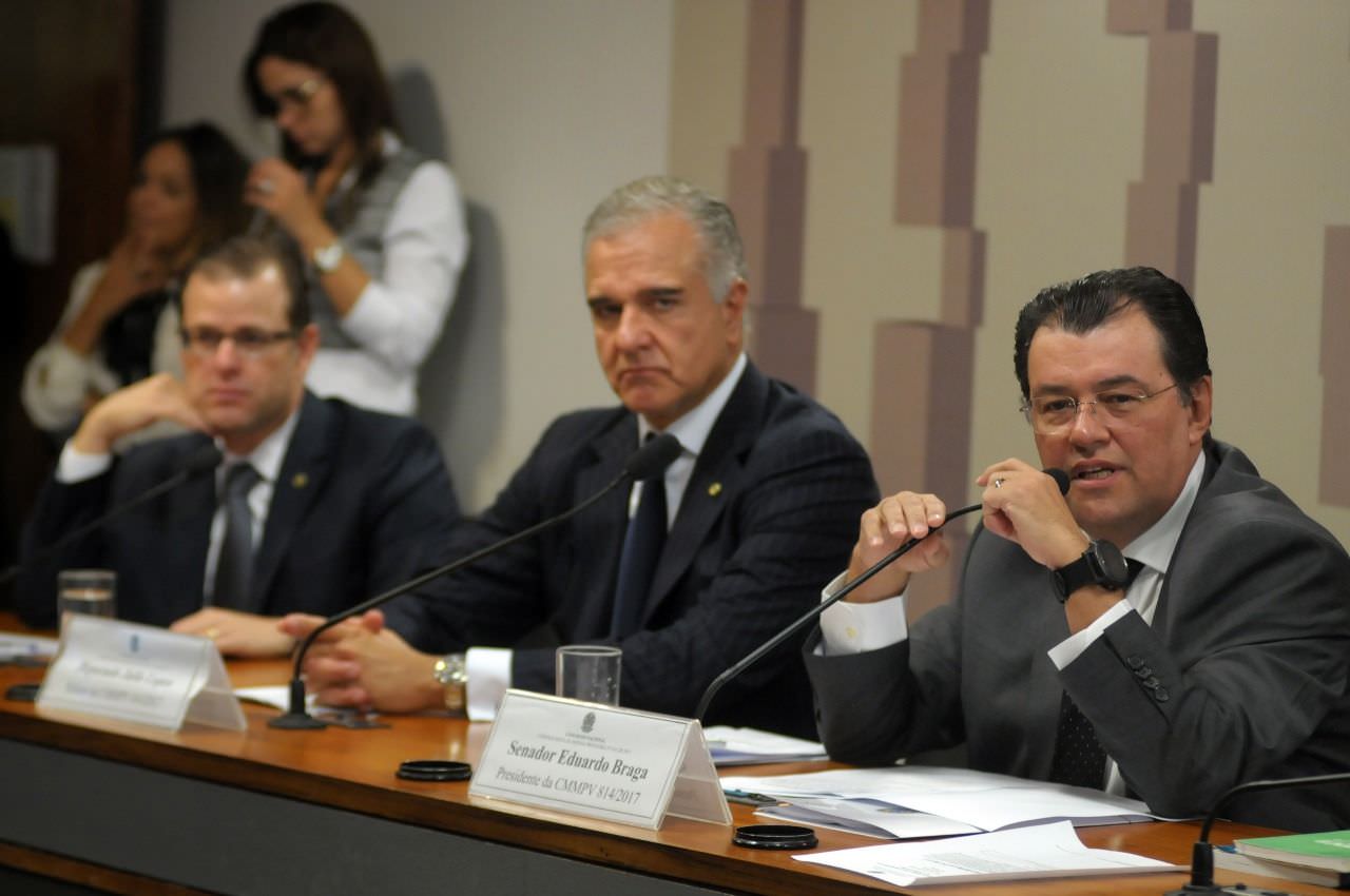 Comissão do Senado vota relatório que reestrutura setor elétrico no país