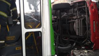Colisão entre ônibus e caminhão de refrigerantes deixa motorista ferido